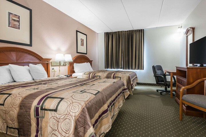 1 Queen Bed (15 of 15)