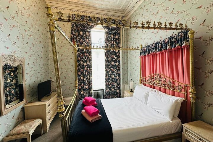 Room 6 of 30