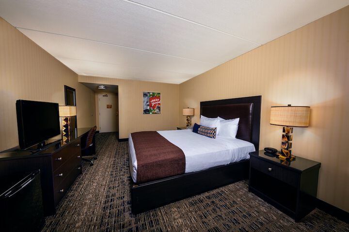 Deluxe King Bed (6 of 8)