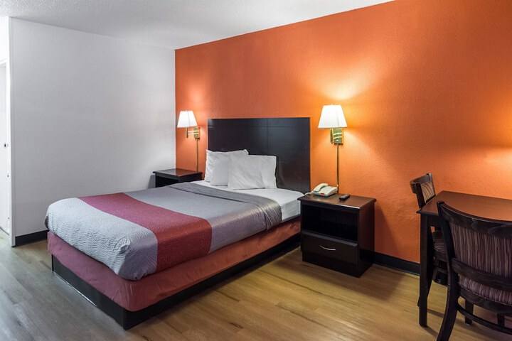 1 Queen Bed (2 of 16)