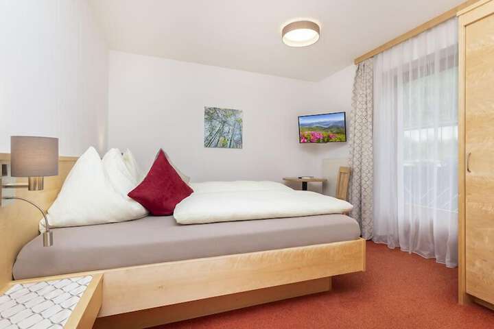 Room 8 of 80