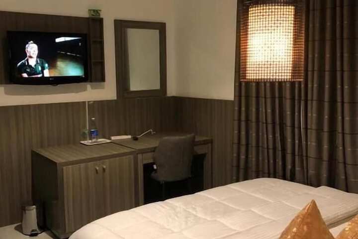 Room 4 of 6