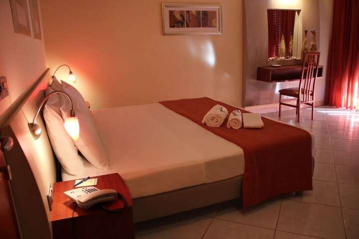 Room 3 of 28