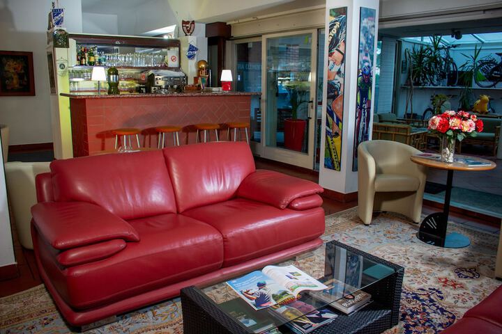 Lounge 67 of 98