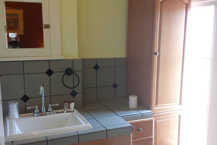 Bathroom sink