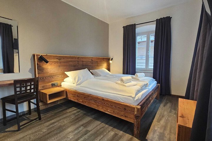 Room 6 of 16