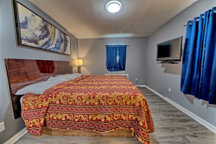1 King Bed (6 of 24)