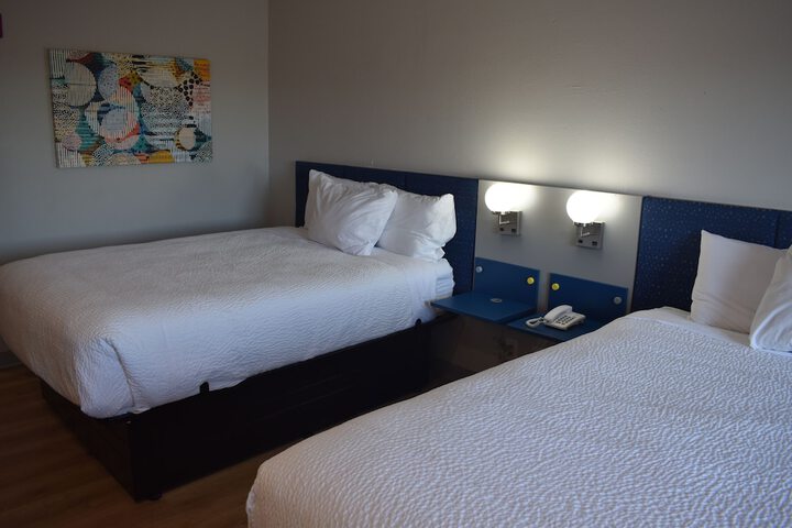 1 Queen Bed Deluxe Accessible Room (20 of 28)