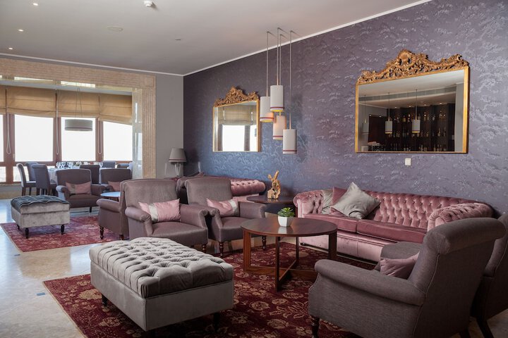 Lounge 27 of 57