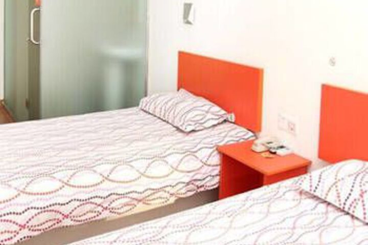 Room 5 of 8