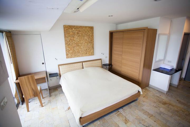 Room 15 of 410
