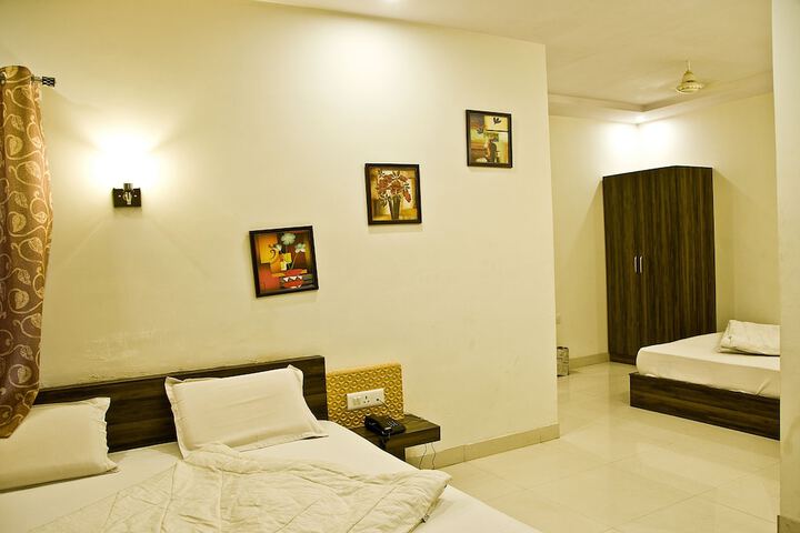 Room 6 of 15