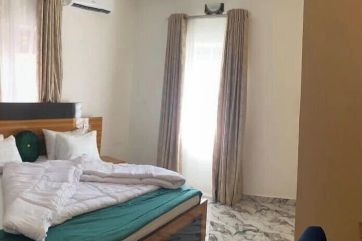 Room 4 of 43