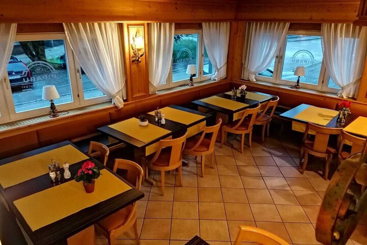 Dining 7 of 10