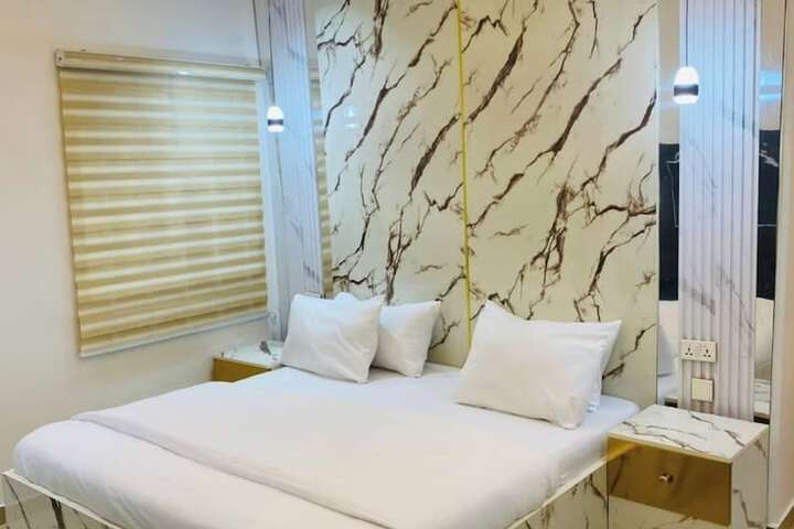 Room 10 of 34