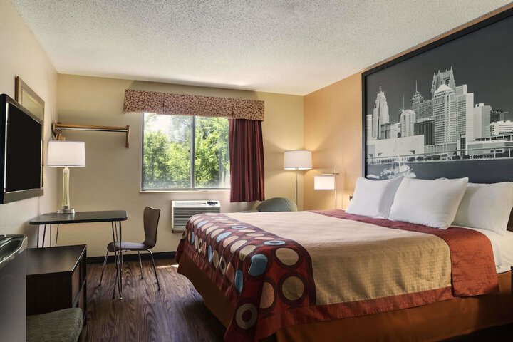1 Queen Bed Accessible Room (1 of 5)