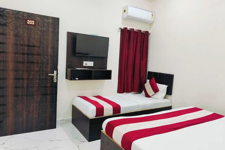 Hotel Mahadev Inn Near Vishwanath Temple