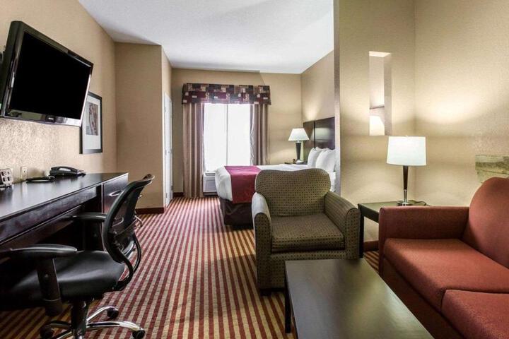 Suite with Sofa (13 of 13)