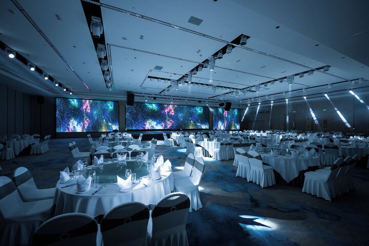 Ballroom/Hall 115 of 124