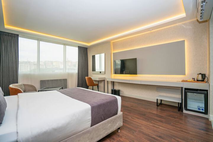 Room 6 of 63