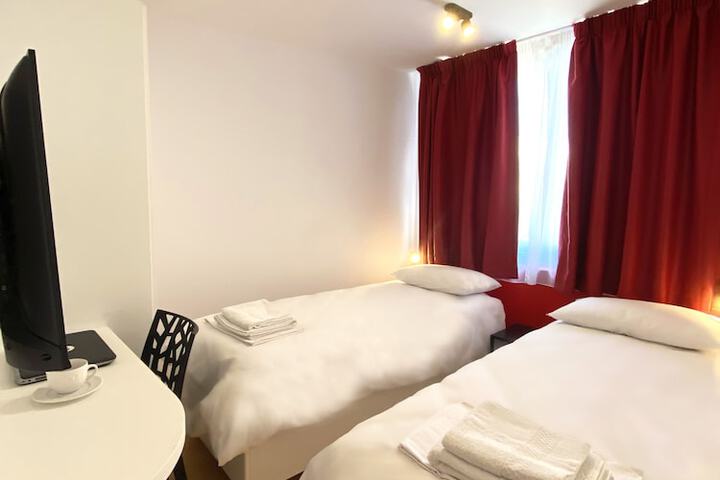 Room 8 of 34