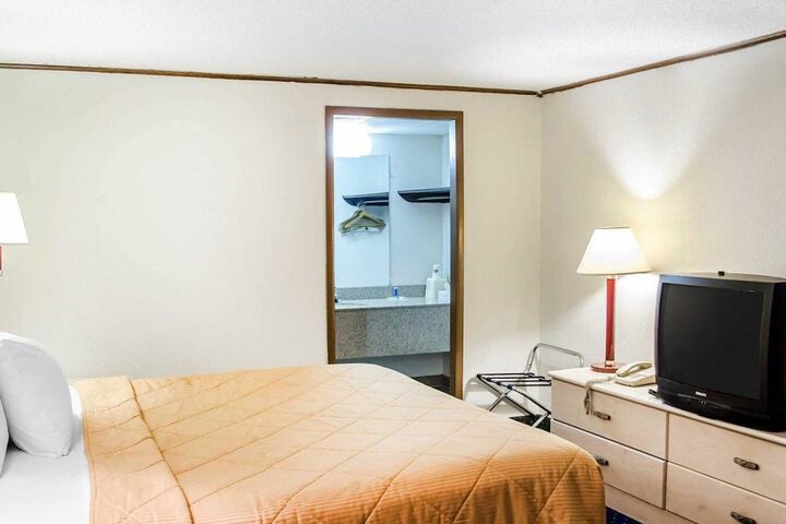 1 King Bed (5 of 7)