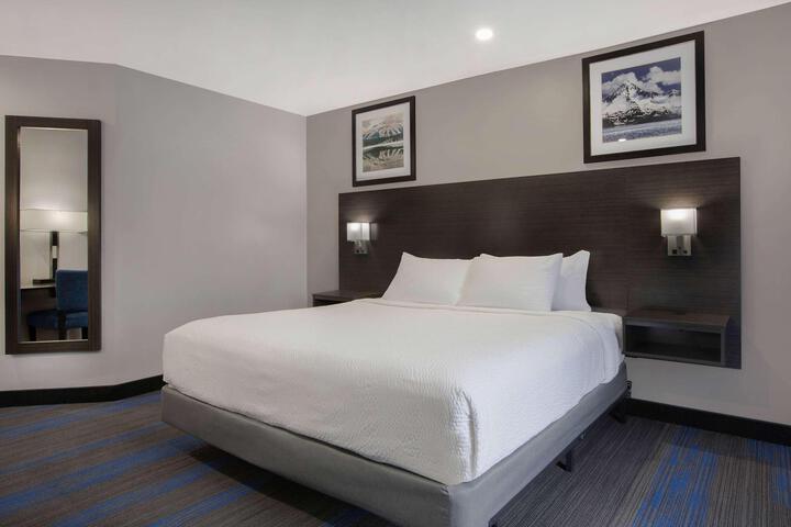 1 King Bed (10 of 21)