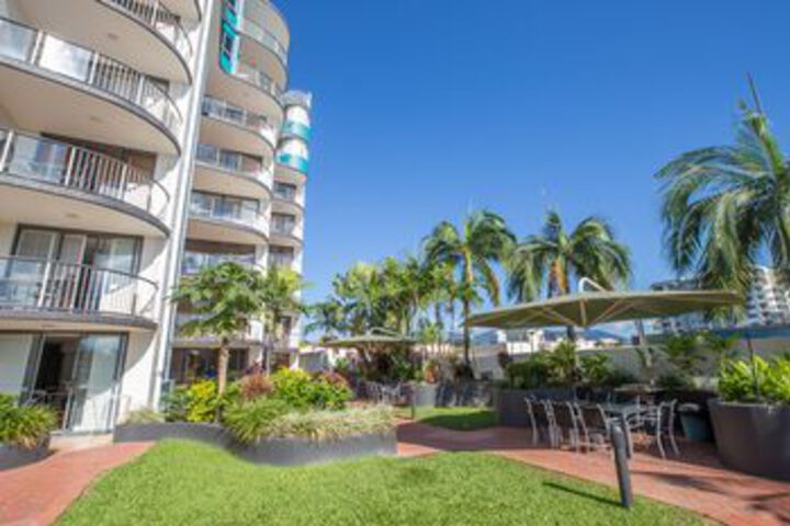 Hotel Exterior 10 of 33