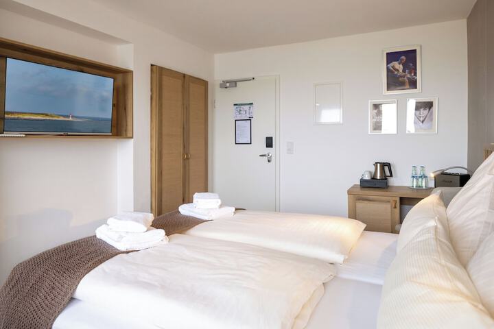 Room 8 of 13