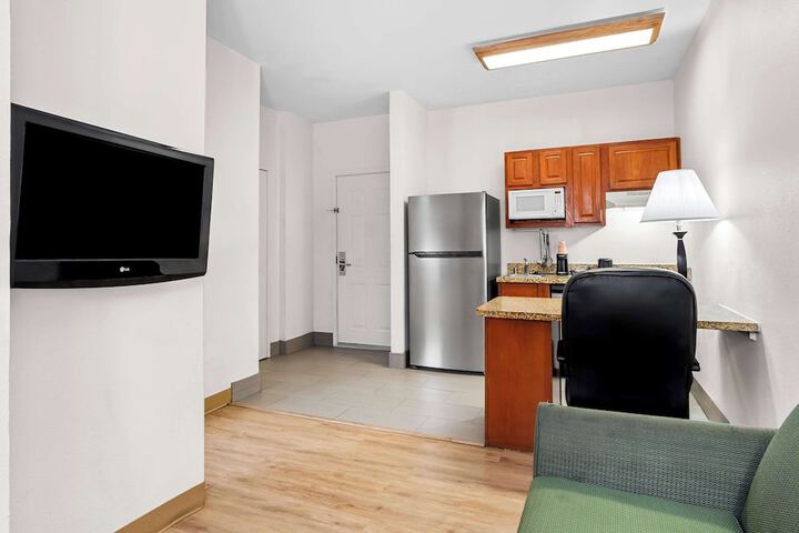 1 Queen Bed Efficiency Suite (4 of 24)
