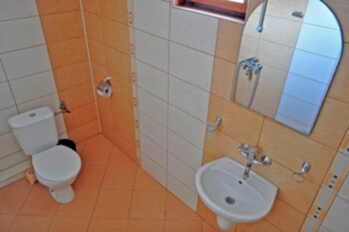 Room 6 of 33