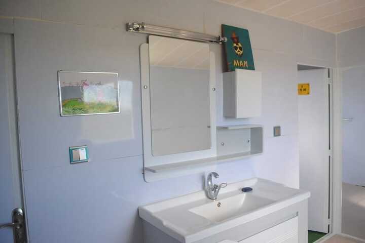 Bathroom sink