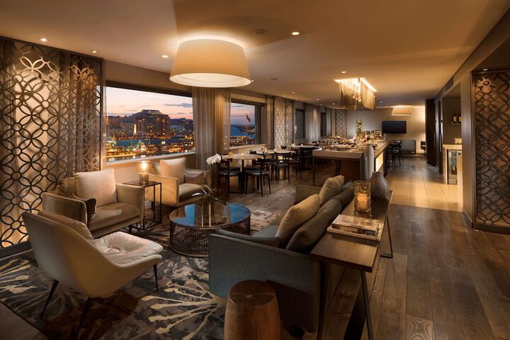 Lounge 49 of 70