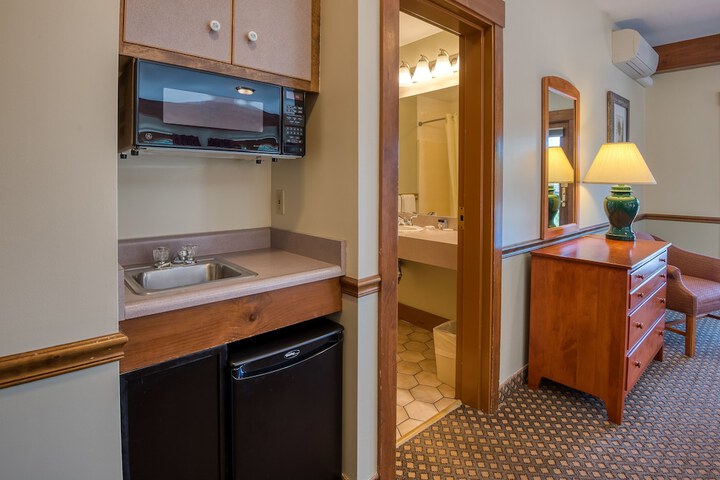 Superior King Lakeside with Shared Balcony (29 of 64)