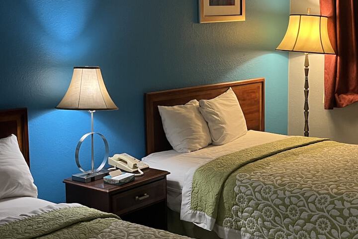 2 Queen Beds (1 of 17)