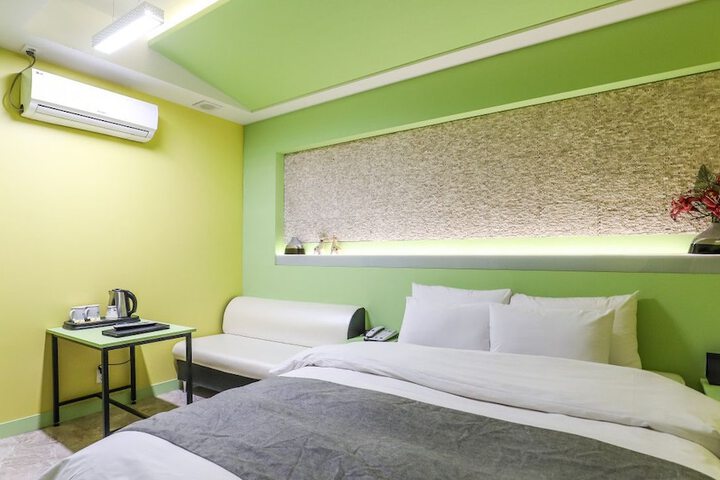 Room 52 of 91