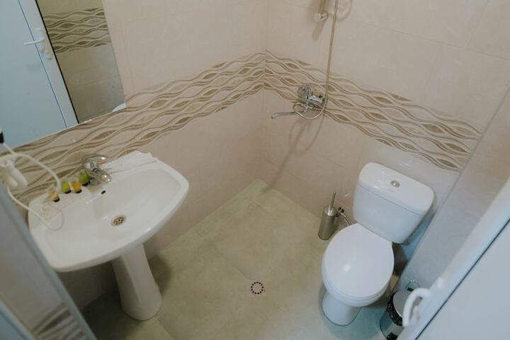 Room 17 of 28