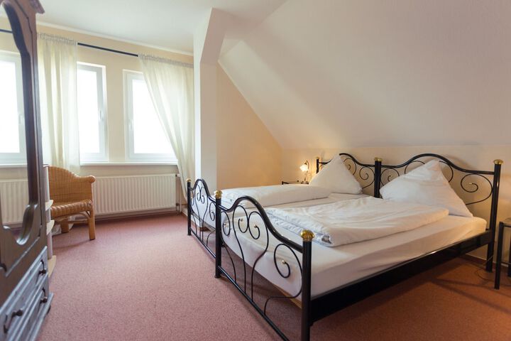 Room 4 of 33