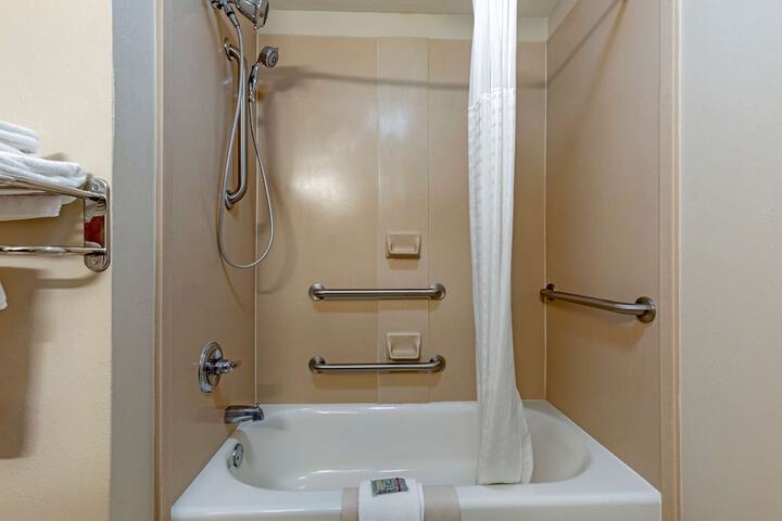 1 King Bed Microwave, Refrigerator High Speed Internet Accessible Full Breakfast (12 of 19)