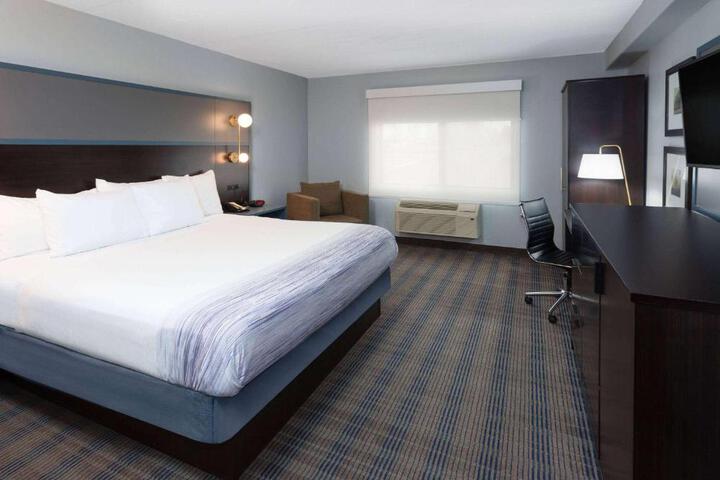 1 King Bed (5 of 23)