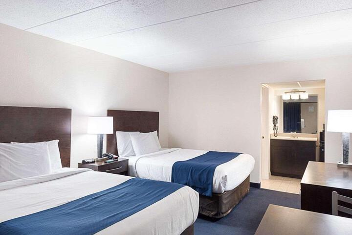1 King Bed 1 Queen Bed (2 of 11)