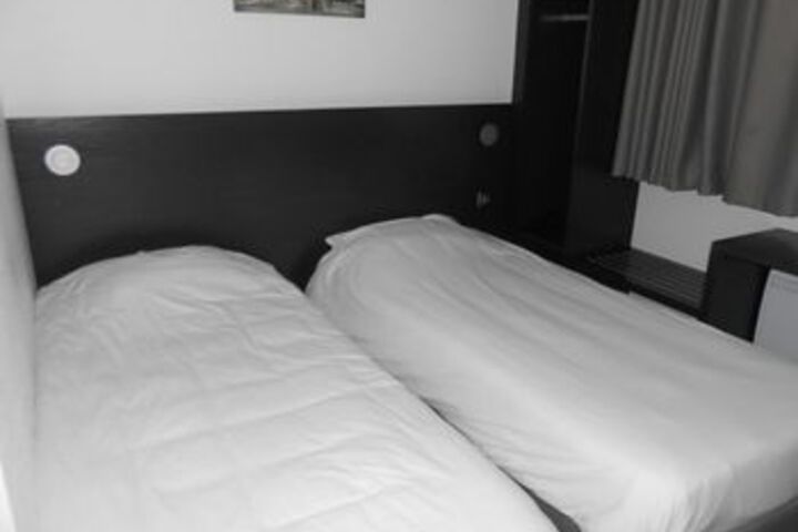 Room 17 of 28
