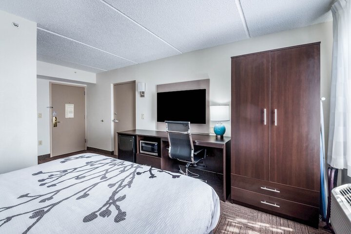 Queen Bed Accessible (8 of 12)