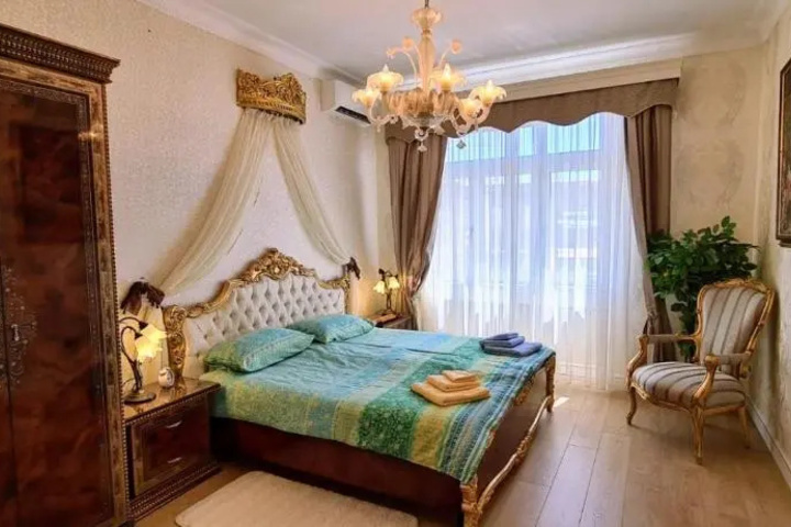 Room 6 of 12