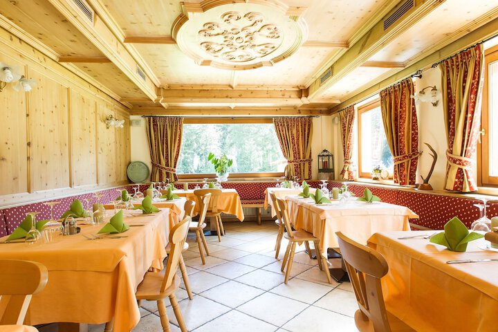 Dining 7 of 16
