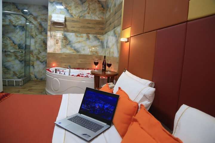Room 4 of 28