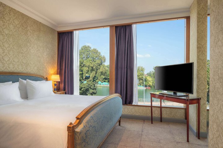 Room 13 of 80