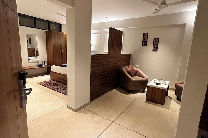 Room 17 of 34