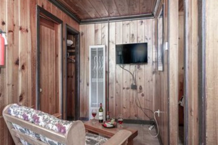 Room 16 of 28