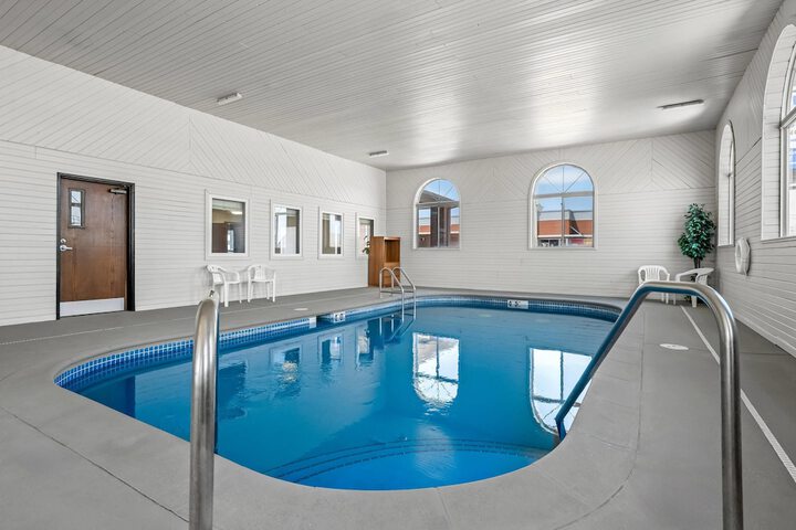 Photo of Econo Lodge El Paso IL Pool